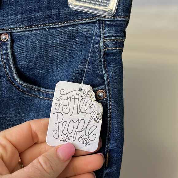 NWT Free People Dark Wash Embroidered Jeans- 27 - Picture 6 of 8